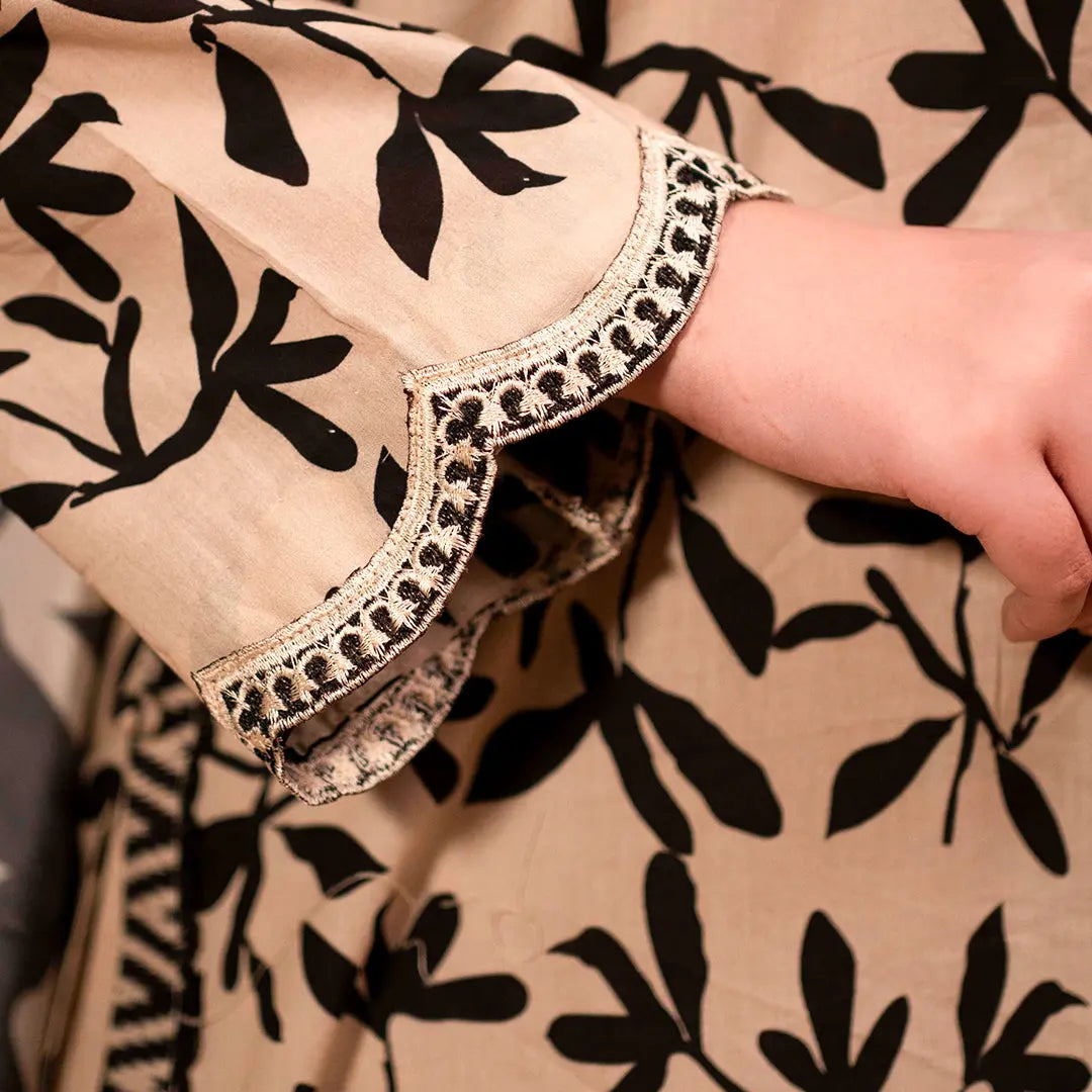 Black and Beige Dehmar