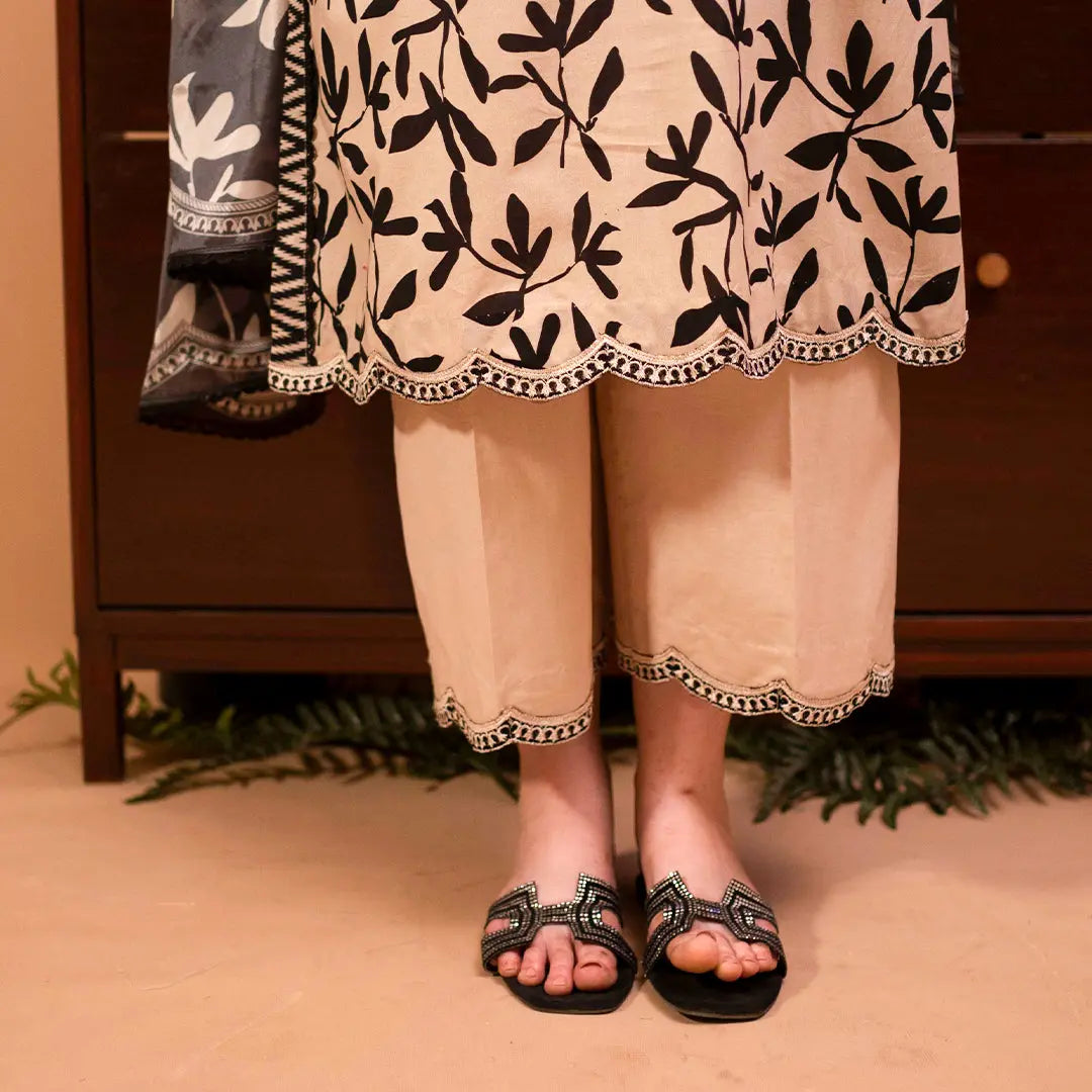 Black and Beige Dehmar